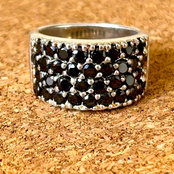 Jewelry - Elegant Black and Silver Women's Ring